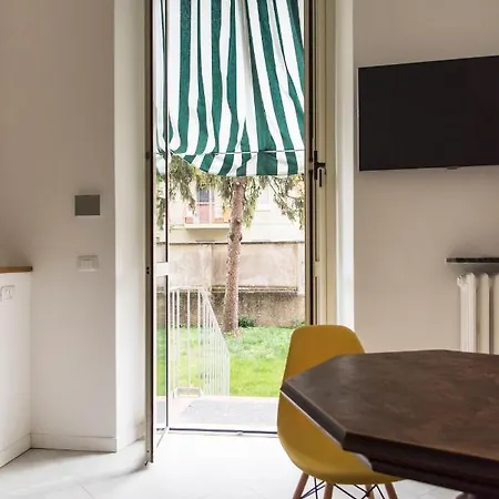 1 Bedroom Flat With Garden شقة