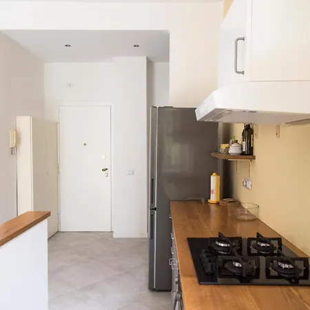1 Bedroom Flat With Garden شقة