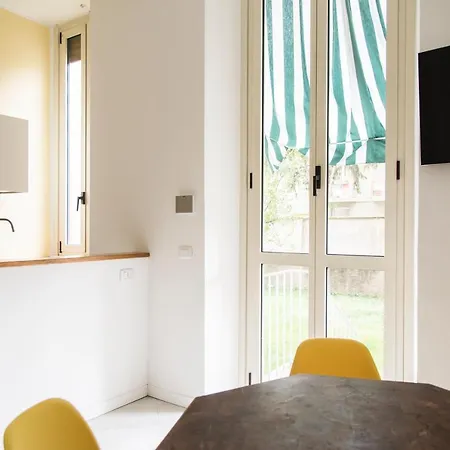 1 Bedroom Flat With Garden شقة